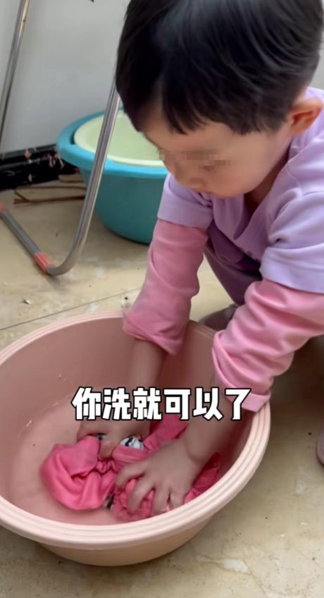 轮椅无法自理5岁的天赐被迫独立学洗衣九游会j9ag67岁执意生娃如今却坐(图7)